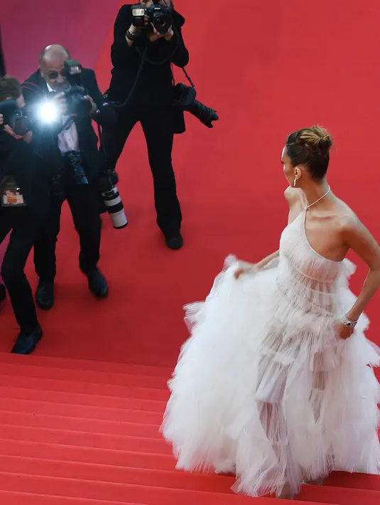 Sejumlah fotografer mengabadikan gambar model Bella Hadid saat tiba menghadiri pemutaran film "Rocketman" di Festival Film Cannes edisi ke-72 di Cannes, Prancis (16/5/2019). (AFP Photo/Antonin Thuillier)