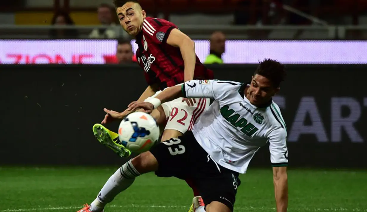 Penyerang AC Milan, Stephan El Shaarawy (kiri) berusaha lolos dari hadangan pemain belakang Sassuolo, Pedro Filipe Mendes, saat berlaga di Stadion San Siro, (18/5/2014). (AFP PHOTO/Giuseppe Cacace)