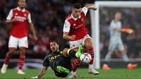Di sisa waktu babak pertama Arsenal terus menekan Aston Villa untuk mencari gol tambahan. Namun usaha Granit Xhaka dkk masih mampu dibendung barisan belakang Aston Villa yang bermain disiplin. (AFP/Adrian Dennis)