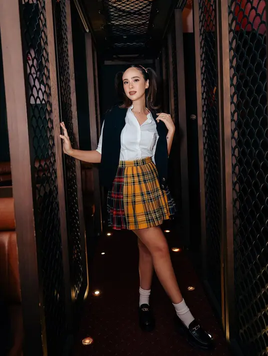 Menyesuaikan tema, Pamela Bowie pun tampil dengan gaya preppy 90-an. Penampilanya mengingatkan pada film Clueless yang ikonik di tahun tersebut. [@pammybowie/@@makeupbycla]