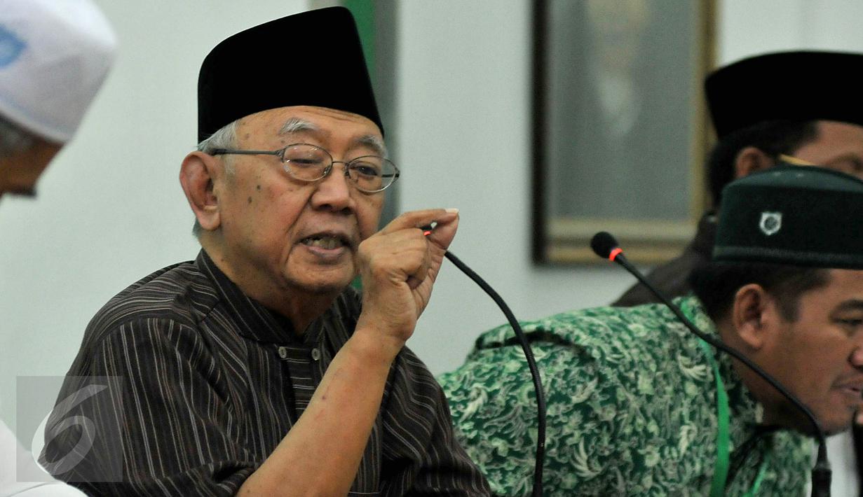 Ketua PWNU Jatim, Gus Sholah memberikan keterangan usai pertemuan dengan peserta yang kecewa terhadap berlakunya mekanisme AHWA yang diterapkan untuk memilih Rais Aam, di Aula Yusuf Hasyim Ponpes Tebu Ireng, Jombang, Rabu (5/8). (Liputan6.com/Johan Tallo)