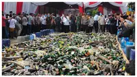 Kapolres Indramayu, AKBP M Lukman Syarif didampingi Dandim 0616 serta ulama secara simbolik memusnahkan barang bukti miras hasil sitaan.