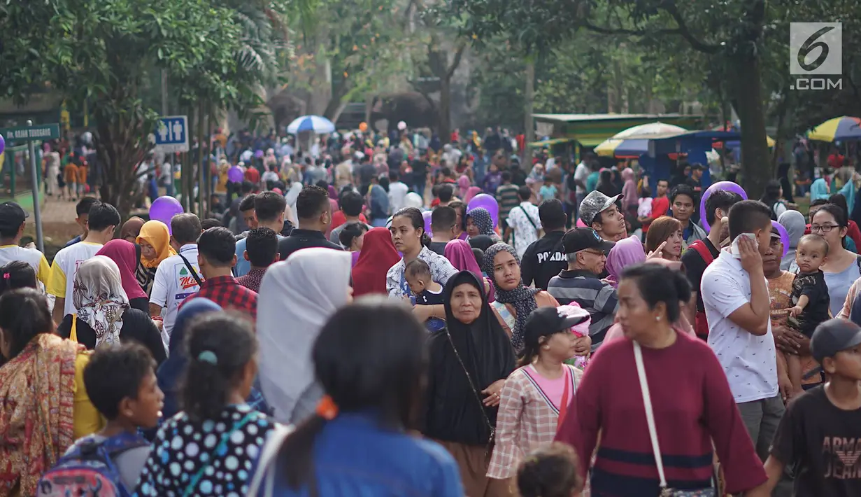 Pengunjung memadati Taman Margasatwa Ragunan (TMR), Jakarta, Kamis (6/6/2019). Setidaknya sebanyak 49.394 warga Ibu Kota dan sekitarnya mengisi libur Lebaran bersama keluarga dengan mengunjungi destinasi liburan murah meriah tersebut. (Liputan6.com/Immanuel Antonius)