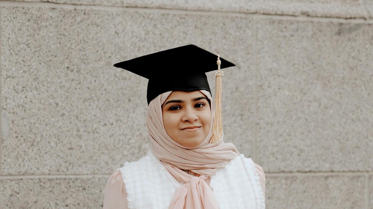 5 Inspirasi Model Hijab Wisuda, Tampil Menawan di Hari Spesial