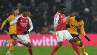 Duel Mateus Mane dan Bukayo Saka dalam laga Premier League antara Wolverhampton vs Arsenal di Molineux Stadium, 19 Februari 2026. (AP Photo/Dave Shopland)