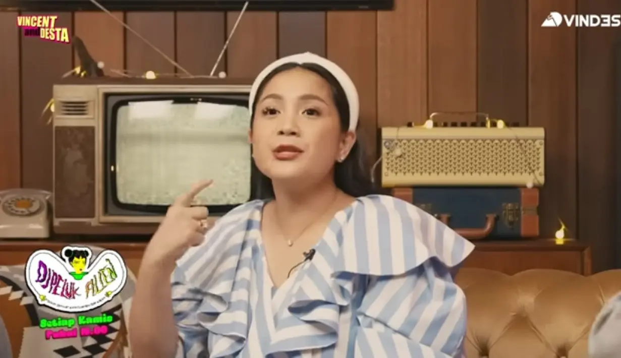 Gigi mengaku, saat harus berangkat pagi ia tak mandi. Gigi mengaku senang lantaran bisa siaran, yang jadi persoalan adalah jamnya yang sangat pagi, yaitu jam 6 pagi. Menurut Desta, seluruh ruangannya wangi saat Nagita siaran. [Youtube/VINDES]