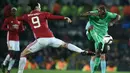 Penyerang Manchester United, Zlatan Ibrahimovic berusaha merebut bola dari bek Saint-Etienne Kevin Theophile-Catherine saat bertanding di Liga Eropa di Olad Trafford, Inggris, (16/2). MU menang telak atas Saint-Etienne 3-0. (AFP Photo / Oli Scarff)