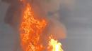 Meski sudah berhasil diisolasi, petugas pemadam kebakaran setempat masih berupaya mengendalikan kobaran api. (Arif Kartono/AFP)