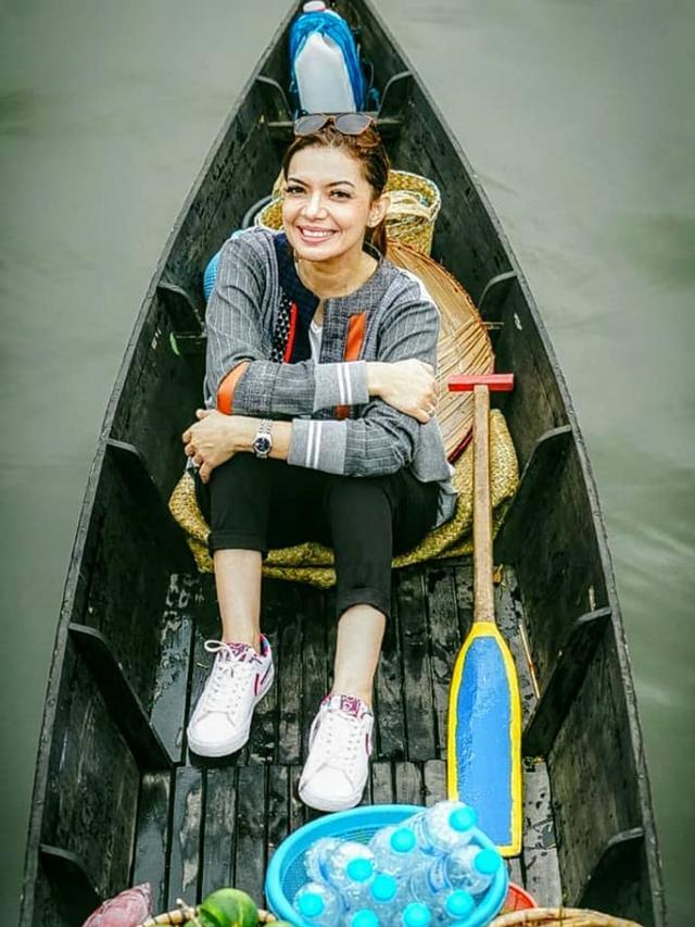 Kerap Tampil Formal, Ini 6 Gaya Santai Najwa Shihab Saat Pakai Sneaker