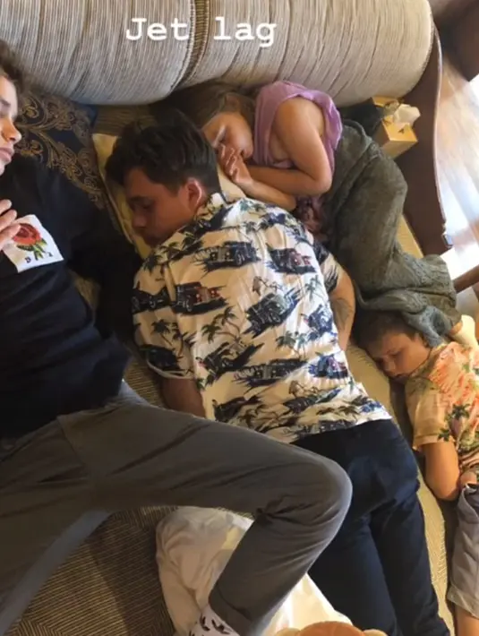 Victoria Beckham pun sempat mengunggah foto anak-anak mereka yang tidur dan memberi keterangan bahwa semua tengah mengalami jetlag. (instagram/victoriabeckham)