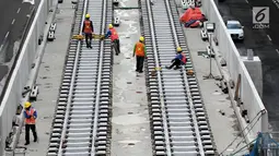 Pekerja menyelesaikan proyek pembangunan Stasiun MRT Sisingamangaraja di Jakarta, Rabu (29/11). Penyelesaian proyek MRT hingga akhir Oktober telah mencapai 83,07 persen. (Liputan6.com/JohanTallo)