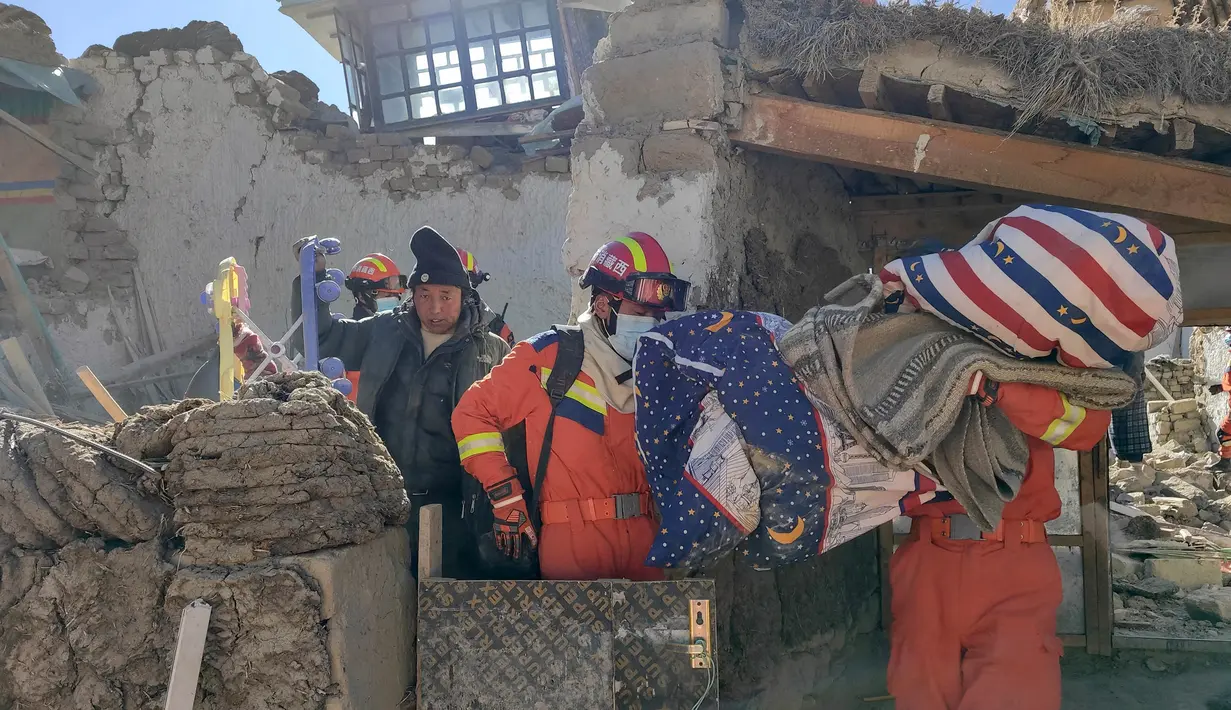 Ribuan petugas penyelamat dikerahkan mencari dan mengevakuasi korban setelah gempa bumi dahsyat di wilayah terpencil Tibet, Tiongkok. (AFP/China OUT)