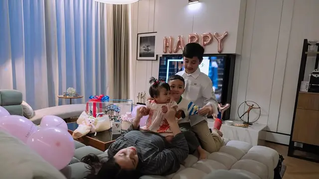 Nagita Slavina Bersama Rafathar, Rayyanza, dan Ranayma (foto: Instagram/raffinagita1717)