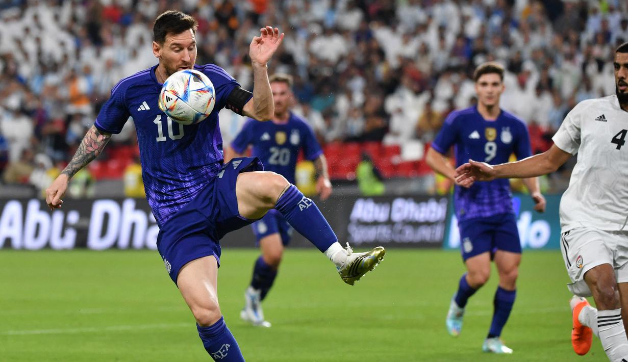 Messi bersama Timnas Argentina berangkat ke Piala Dunia 2022 dengan catatan tidak tersentuh kekalahan dalam 36 pertandingan terakhirnya. Ini menjadikan modal tim asuhan Lionel Scaloni untuk bisa membawa Argentina bersinar di Qatar. (AFP/Ryan Lim)