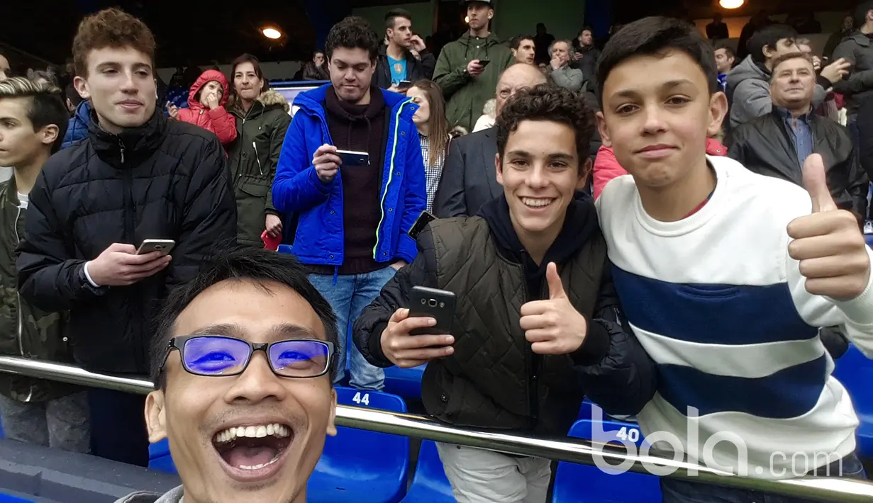 Fans cilik berfoto bersama sebelum mendukung tim kesayangannya Deportivo La Coruna berlaga melawan Barcelona di Stadion Riazor. (Bola.com/Okky Herman Dilaga)