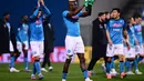 Penyerang Napoli, Victor Osimhen menyapa suporter usai pertandingan melawan Sassuolo pada laga 
Liga Serie A Italia di Stadion Mapei di Reggio Emilia, Italia, Sabtu (17/2/2023). Napoli menang atas Sassuolo dengan skor 2-0. (AFP/Marco Bertorello)