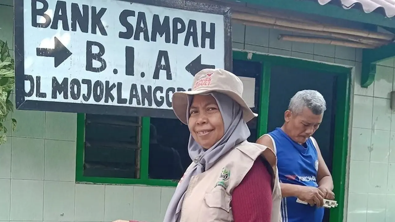 Mengintip Sosok Inspiratif Perempuan Pelestari dari Surabaya, Ibu Sriatun Lanjutkan Komitmen Aksi Relawan untuk Sampah
