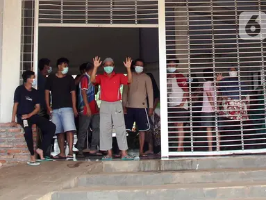 Pasien positif  Orang Tanpa Gejala (OTG) di Rumah Lawan Covid-19 Tangerang Selatan, Jumat (1/1/2021). Sebanyak 113 Pasien OTG  dirawat di rumah melawan Covid-19 di kawasan Tangsel dan enam pasien dinyatakan sembuh dan dipulangkan. (merdeka.com/ Arie Basuki)