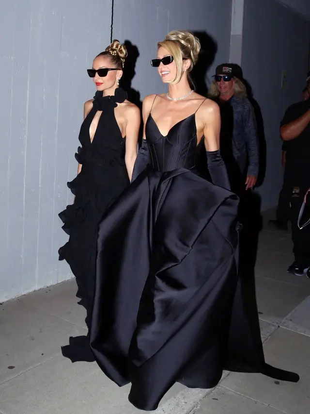 Gaya Klasik Glamor Paris Hilton Saat Syuting The Simple Life Reboot, Kenakan Gaun Hitam Rancangan Desainer Indonesia
