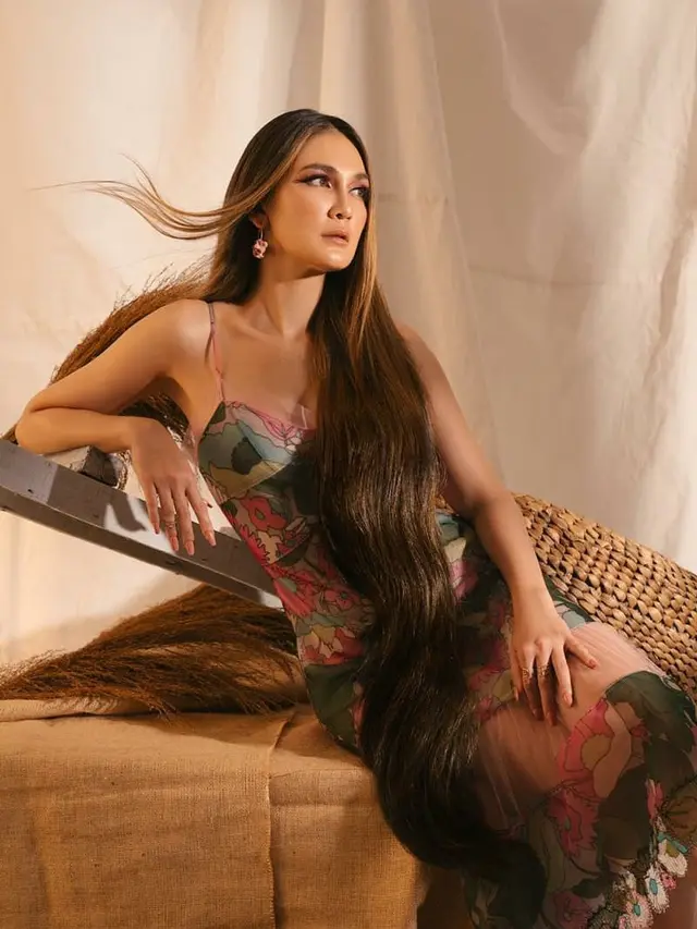 Potret Luna Maya Kenakan Dress Koo Moon Young. (Sumber: Instagram/lunamaya)