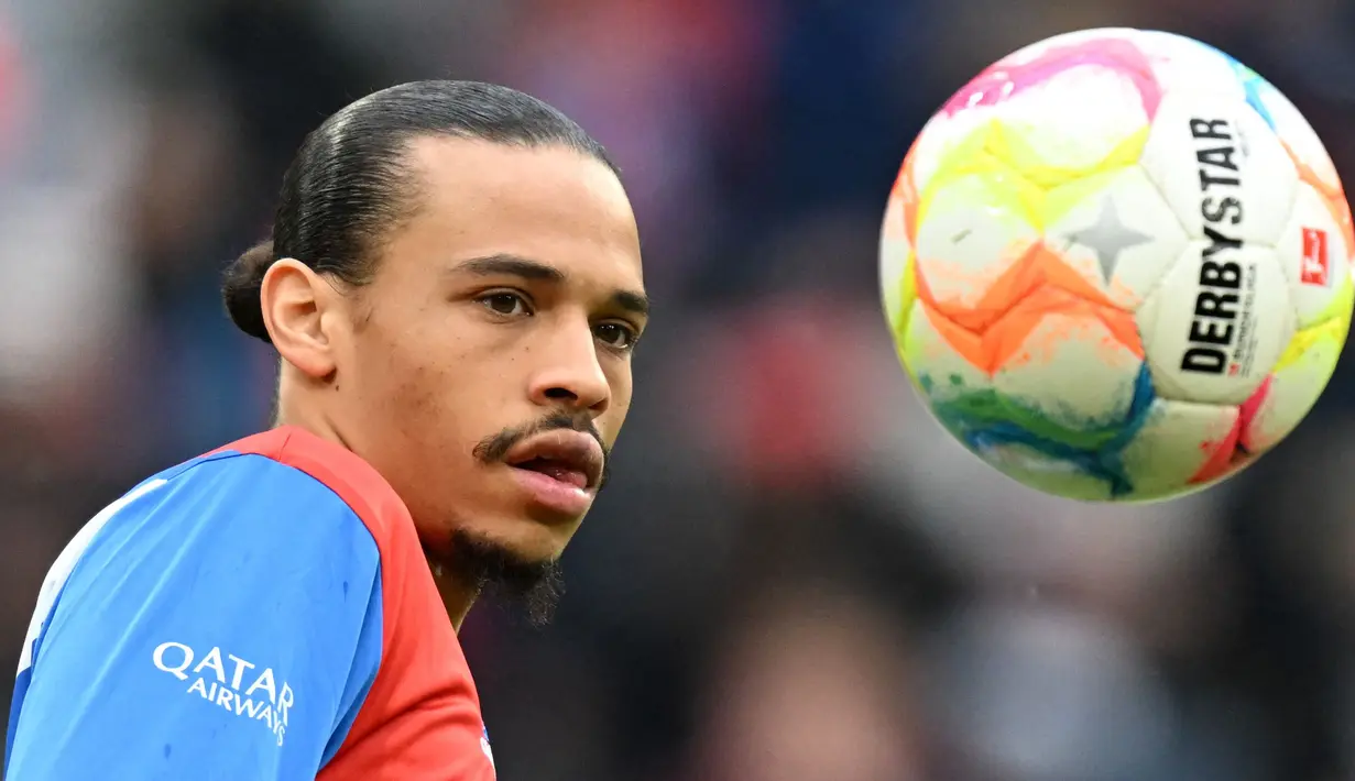 Pemain Bayern Munchen, Leroy Sane melakukan pemanasan sebelum laga lanjutan Liga Jerman 2022/2023 melawan TSG Hoffenheim di Allianz Arena, Munchen, Senin (17/04/2023) WIB. Bibir atas Sane terlihat mengalami pembengkakan setelah terlibat pertikaian dengan Sadio Mane setelah laga leg pertama Liga Champions melawan Manchester City. (AFP/Christof Stache)