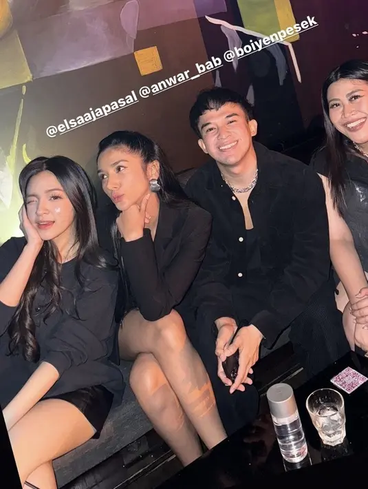 Boiyen juga tampil dengan pakaian serba hitam dari atasan sleeveless dipadukan rok panjangnya. Sedangkan, Anwar mengenakan kemeja lengan panjang hitam dipadukan inner dan celana panjang warna serasi. [@fannyghassani]