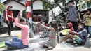 Anak-anak mengenakan masker saat mengikuti lomba memperingati HUT ke-75 RI di Kampung Nelayan, Cilincing, Jakarta, Senin (17/8/2020). Meski dilarang menggelar perlombaan akibat Covid-19, warga di Kampung Nelayan tetap mengadakan lomba 17-an walaupun hanya beberapa jenis. (merdeka.com/Iqbal Nugroho)