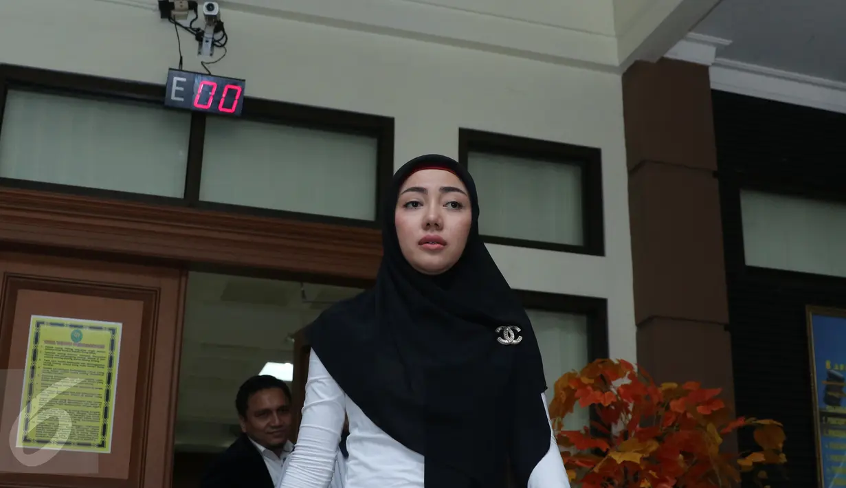Aktris Bella Shofie saat tiba di ruang sidang Pengadilan Agama Jakarta Selatan, Rabu (23/03/2016). Sidang Cerai Bella Shofie dengan agenda mediasi ditunda karena pihak dari suryono tidak hadir. (Liputan6.com/Herman Zakharia)