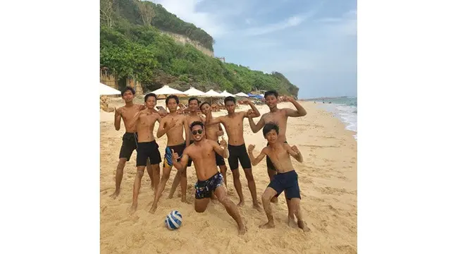 6 Gaya Liburan Andik Vermansah di Pantai, Lepas Penat