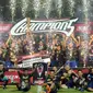 Pemain Arema FC merayakan gelar juara Piala Presiden 2017 usai mengalahkan PBFC di laga final di Stadion Pakansari, Kab Bogor, Minggu (12/3). Arema menang 5-1 dan berhasil merengkuh trofi Piala Presiden. (Liputan6.com/Helmi Fithriansyah) 