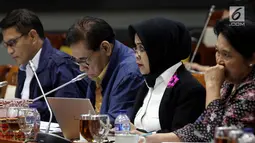 Kepala BPHN, Enny Nurbaningsih saat rapat RUU KUHP dengan Komisi III DPR, Jakarta, Senin (5/2). Rapat membahas isu yang masih tertunda seperti pasal terkait pidana mati, penghinaan kepala negara,  perzinaan dan LGBT. (Liputan6.com/Johan Tallo)