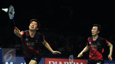 Ganda putra Korsel, Lee Yong Dae/Yoo Yeon Seong saat laga melawan Chai Biao/Hong Wei (Tiongkok) di final BCA Indonesia Open 2016, Jakarta, Minggu (5/6/2016). Lee Yong Dae/Yoo Yeon Seong unggul 13-21, 21-13, 21-16. (Liputanj6.com/Helmi Fithriansyah)