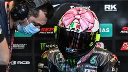 Helm yang didesain oleh Aldo Drudi ini begitu kental dengan aura perempuan. Pebalap juara dunia 9 kali ini memasukkan unsur feminim seperti grafis pita dan warna pink. (AFP/Andreas Solaro)