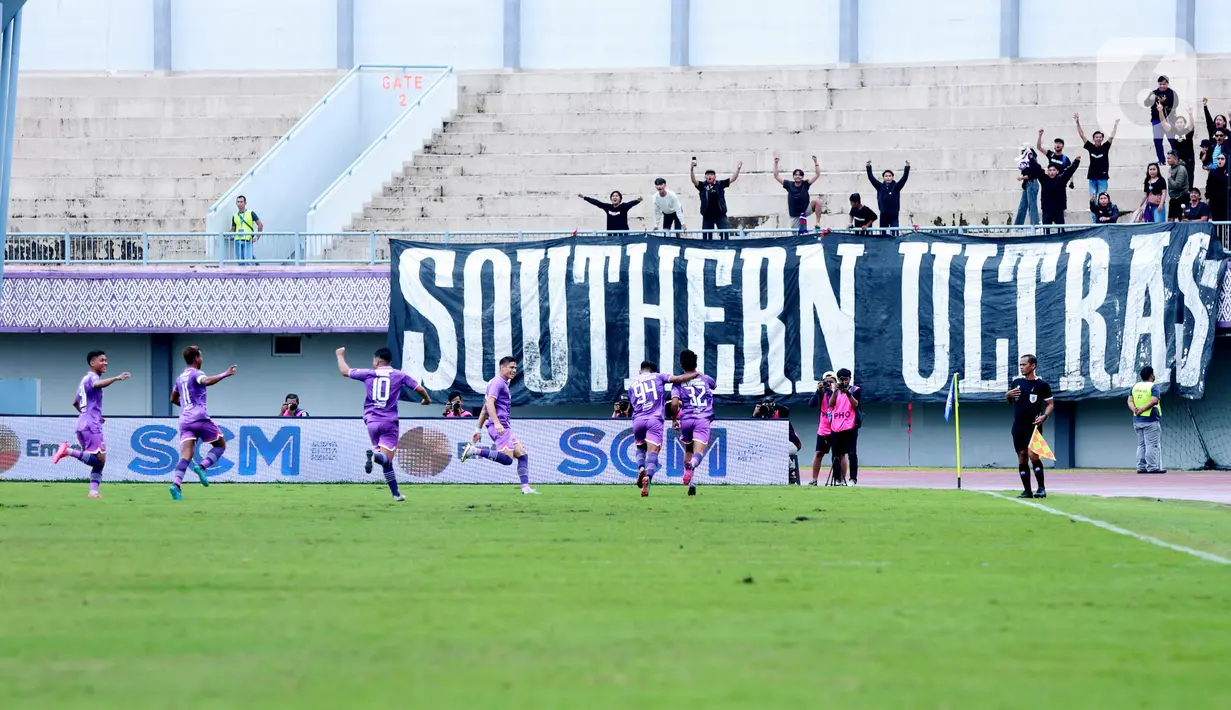 Pemain Persita Tangerang merayakan gol yang dicetak oleh Rifky Dwi Septiawan ke gawang PSS Sleman pada laga pekan ke-28 BRI Liga 1 2022/2023 di Stadion Indomilk Arena, Tangerang, Kamis (2/3/2023). Persita menang dengan skor 2-1. (Bola.com/M Iqbal Ichsan)