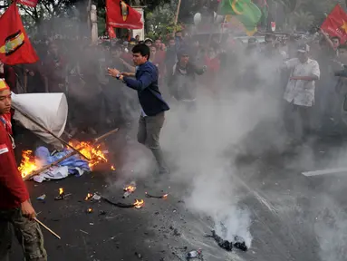 Ratusan mahasiswa membakar spanduk saat aksi di depan Istana Negara, Jakarta, Kamis (21/5/2015). Mereka menuntut Jokowi-JK untuk turun karena dinilai telah gagal memimpin. (Liputan6.Com/JohanTallo)