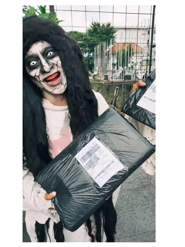 6 Gaya Nyeleneh Bapak-Bapak Berpose Terima Paket Ini Bikin Ngakak