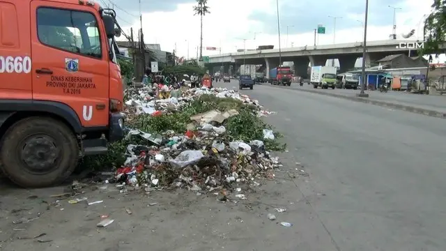 Akibat rusaknya satu alat berat, sampah satu kecamatan Cilincing menumpuk di Tempat Pembuangan Sampah Sementara di Kecamatan Cilincing. Tumpukan sampah mengganggu pengendara yang melintas di jalan raya Cakung-Cilincing