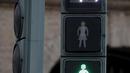 Lampu lalu lintas untuk penyeberang jalan dengan gambar sosok perempuan terlihat saat Peringatan Hari Perempuan Internasional di Valencia, Spanyol, Selasa (8/3/2016). (REUTERS/Heino Kalis)