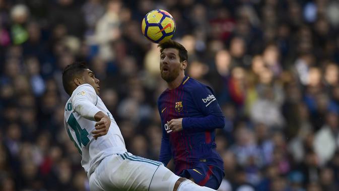 Lionel Messi (kanan) belum bisa berbuat banyak di El Clasico antara Real Madrid vs Barcelona ( JAVIER SORIANO / AFP)