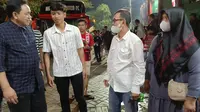 Alvin Sukron saat bertemu dengan Presiden Klub Madura United Achsanul Qosasi.