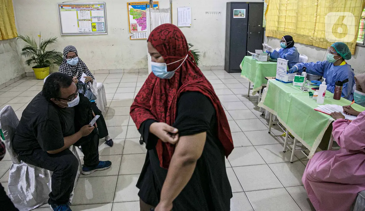 Tenaga pendidik usai divaksin COVID-19 di SMP 216, Jakarta Pusat, Selasa (6/4/2021). Pemerintah akan mengatur kembali pemberian vaksin Covid-19 kepada masyarakat karena terbatasnya pasokan vaksin saat ini. (Liputan6.com/Faizal Fanani)