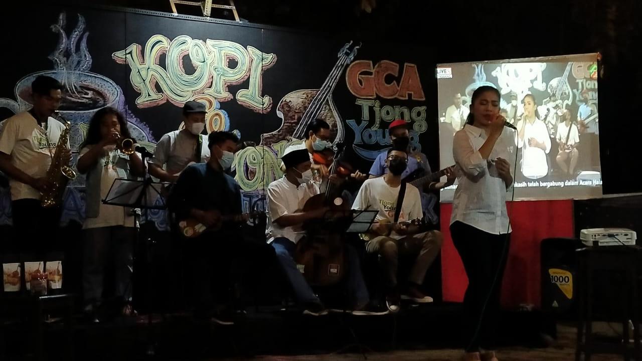 Komunitas Keroncong GCA Demak menyuguhkan lagu keroncong pesisiran pada halalbihalal secara blended di Demak. (Foto: Liputan6.com/Kusfitria Marstyasih)