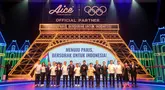 Ketua Umum Komite Olimpiade Indonesia Raja Sapta Oktohari, CEO Aice Group Jack Wang, Staf Ahli Bidang Inovasi Kemenpora Yohan, beserta sejumlah undangan berfoto bersama saat acara peresmian Aice sebagai es krim ofisial Tim Indonesia di Olimpiade 2024 di Djakarta Theater XXI, Jakarta, Jumat (05/07/2024). (Bola.com/Bagaskara Lazuardi)