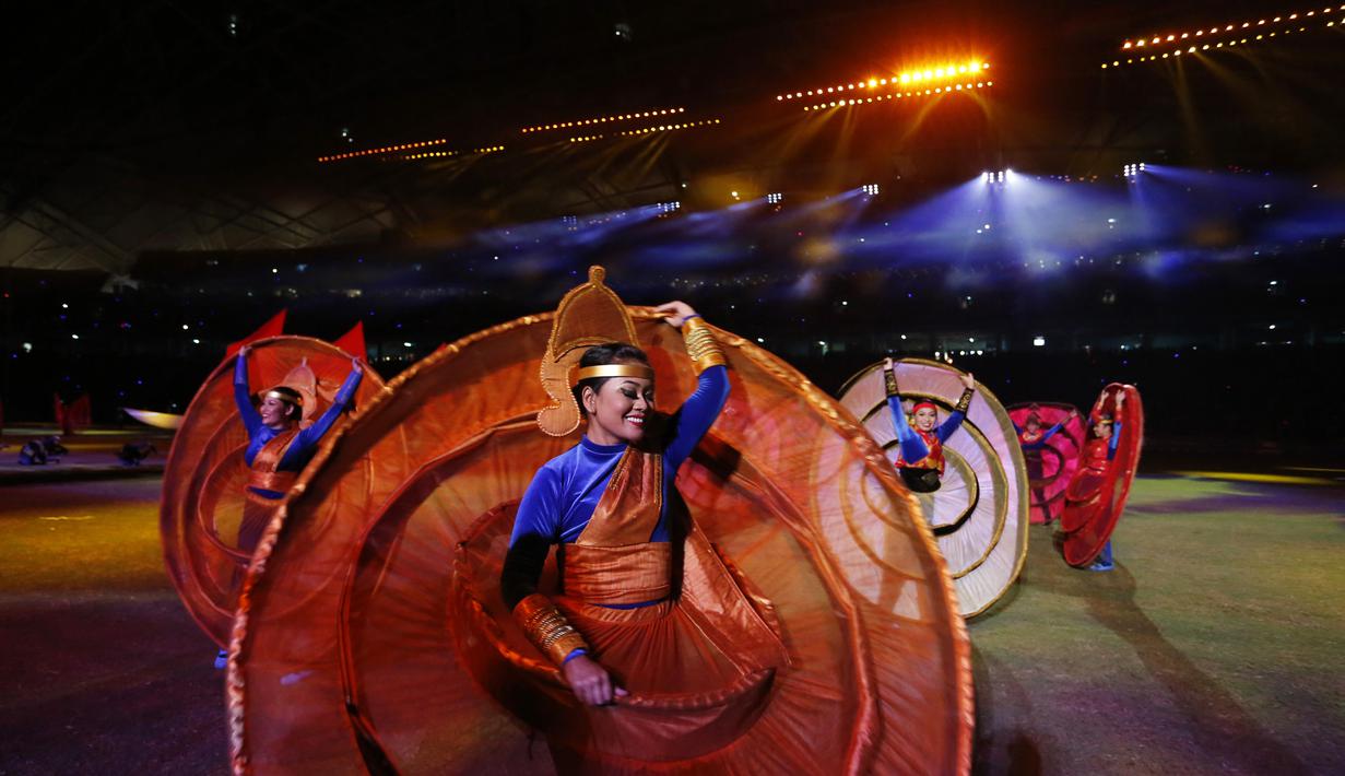 Tarian tradisonal yang diperlihatkan sejumlah penari kian memeriahkan pesta penutupan SEA Games 2015. (Reuters)