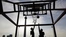 Dua orang warga berusaha memasukan bola saat olahraga basket di Kawasan Monumen Nasional, Jakarta, Rabu (13/2). Monas merupakan salah satu lokasi yang kerap dijadikan ruang olahraga bagi warga ibukota. (Bola.com/M. Iqbal Ichsan)