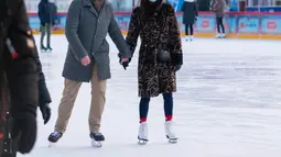Orang-orang bermain skating di gelanggang es GUM di Lapangan Merah di Moskow, Rusia (2/12/2020). Gelanggang es di Lapangan Merah tersebut akan dibuka untuk umum hingga 1 Maret 2021. (Xinhua/Bai Xueqi)