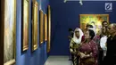 Presiden RI ke-5 Megawati Soekarnoputri melihat salah satu lukisan pada pameran lukisan koleksi Istana di Galeri Nasional, Jakarta, Kamis (10/8). Pameran bertema Senandung Ibu Pertiwi tersebut menyajikan 48 karya dari 41 perupa. (Liputan6.com/Johan Tallo)