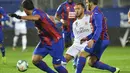 Gelandang Real Madrid, Eden Hazard mengumpan bola dari kawalan dua pemain Eibar pada pertandingan lanjutan Liga Spanyol di  stadion Ipurua (9/11/2019). Real Madrid menang telak 4-0 atas Eibar. (AP Photo/Alvaro Barrientos)