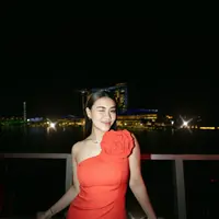 Lagi, di sebuah acara, Aaliyah Massaid tampil memukau mengenakan gaun malam berwarna merah dengan attachment bunga mawar besar di salah satu bagian dekat bahu. Makeup bold, Aaliyah tampil semakin cantik dengan rambut yang ditata sleek look memancarkan pesona yang tak berlebihan. [Foto: Instagram/aaliyah.massaid]