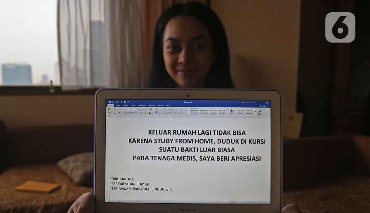 Seorang Mahasiswi menunjukkan tulisan dukungan di kawasan Bekasi, Jawa Barat, Senin (23/3/2020). Warga memberikan dukungan kepada tenaga medis yang berjuang dan berdedikasi dalam penanganan Covid-19. (Liputan6.com/Herman Zakharia)